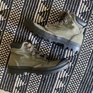 Womens palladium low cuff boots! 7